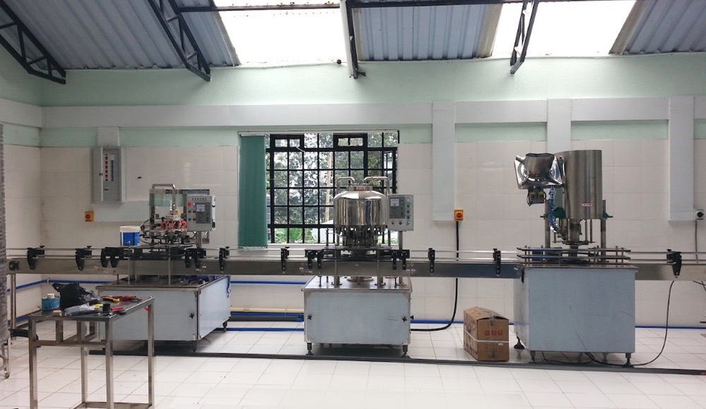 Gravity flow bottle filling machine